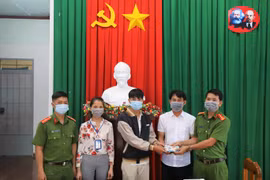 Một học sinh lớp 12 trả lại chiếc ví nhặt được có hàng trăm triệu đồng