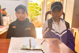 Đắk Lắk: Nhặt được tiền, hai học sinh báo công an để trả lại người mất