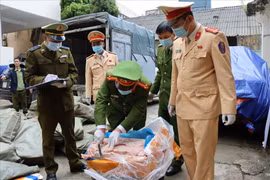 Bắt giữ 3,3 tấn hàng hóa là nầm lợn hỏng mốc đang trên đường tiêu thụ