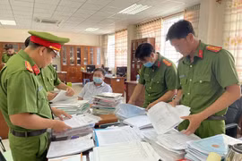 Khởi tố 3 cán bộ ngành thuế