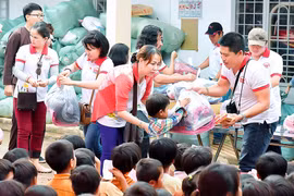 Đài Tiếng nói Nhân dân TP. Hồ Chí Minh tặng 1.000 suất quà cho trẻ em xã Hà Đông