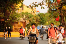 Du khách không đeo khẩu trang, không được vào phố cổ Hội An