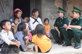Người lính quân hàm xanh tạo dựng "thế trận lòng dân" nơi biên cương