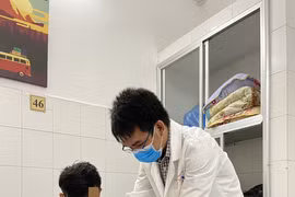 "Chế tạo" pháo, bé trai 15 tuổi bị dập nát 3 ngón tay