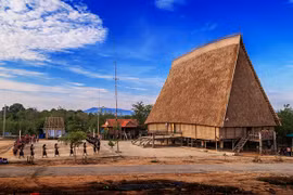 Hàng rào sắt "bao vây" nhà rông