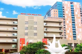 Hai nữ điều dưỡng của Bệnh viện Bạch Mai mắc COVID-19