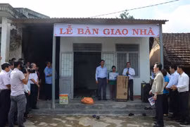 Trao 8 ngôi nhà và 100 suất quà cho hộ nghèo xã Ia Hrung