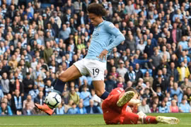 Man City thắng đậm tân binh, bám sát Chelsea và Liverpool