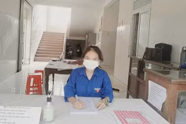 Nữ sinh lớp 11 đạp xe hàng chục km mỗi ngày để hỗ trợ chống dịch Covid-19