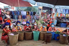 Điện Biên: Mặc dịch Covid, chợ phiên tại thị trấn Tủa Chùa vẫn nhộn nhịp đông vui