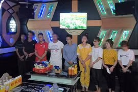 Phớt lờ lệnh cấm, 4 cô gái trẻ cùng 5 người đàn ông vẫn tập trung hát karaoke xuyên đêm