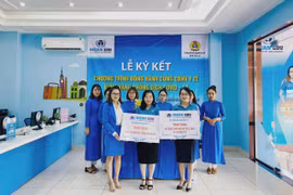 Tặng học bổng toàn phần cho cán bộ, nhân viên y tế