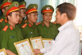 Khen thưởng đột xuất thành tích triệt phá sới gà