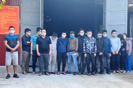 Thu giữ hơn 800 triệu đồng, 10 xe ôtô tại ổ đánh bạc lớn có 20 người tham gia