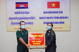 Quân khu V hỗ trợ vật tư y tế giúp Campuchia phòng-chống dịch Covid-19