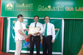 Khen thưởng tài xế taxi giúp sản phụ sinh con trên xe