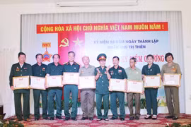 Trao kỷ niệm chương cho 11 hội viên