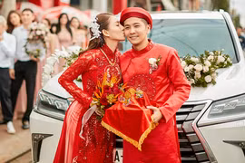 Lê Hà hôn chồng, khoe con gái trong lễ vu quy