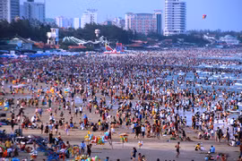Hàng chục vạn người đến biển Vũng Tàu "trốn nóng"