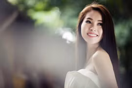Hoa hậu Đặng Thu Thảo tinh khôi với trang phục sắc trắng