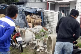 Lâm Đồng: Xe tải chở hoa mất lái, lao vào nhà dân