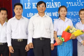 Dạy tiếng Việt cho học sinh nước Lào