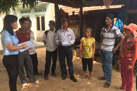Bà con làng Hway mong được hỗ trợ cấp thẻ bảo hiểm y tế