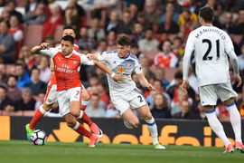 Sanchez ghi cú đúp, Arsenal đánh bại Sunderland nuôi hy vọng top 4