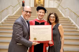 Ông chủ Facebook nhận bằng tốt nghiệp Harvard sau 12 năm bỏ học