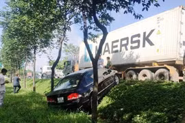 Ba cha con kêu cứu thất thanh trong ô tô sau va chạm với container