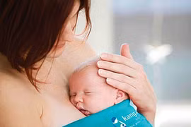 Từ "cái ôm đầu tiên của mẹ"…