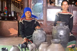 Làng gốm cổ của người M'nông ở Yang Tao