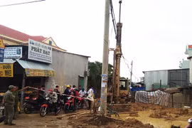 Một công nhân tử vong vì điện khi khoan cọc dưới mưa