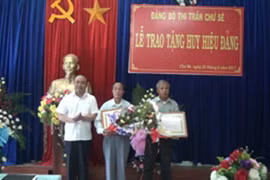 Trao tặng Huy hiệu Đảng cho đảng viên ở Chư Sê, Kbang, Đức Cơ