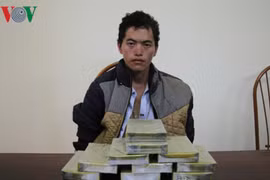 Đối tượng vận chuyển 10 bánh heroin dùng hung khí chống trả công an