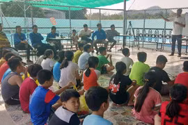 Dạy bơi miễn phí cho 44 cán bộ Đoàn và thiếu nhi