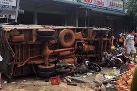Xe tải lao vào chợ tông 3 người chết, 7 người bị thương