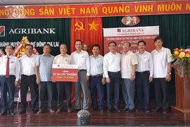 Agribank Đông Gia Lai tặng xe cứu thương cho 2 Trung tâm Y tế huyện