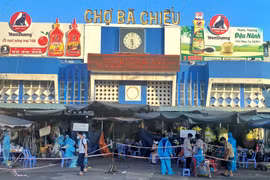 Lấy mẫu xét nghiệm Covid-19 vì ca nghi nhiễm là người phụ quán ở chợ Bà Chiểu
