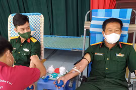Cán bộ, chiến sĩ Tiểu đoàn Thông tin 29 hiến máu tình nguyện