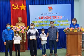 Tỉnh Đoàn Gia Lai trao 10 máy tính bảng cho học sinh khó khăn