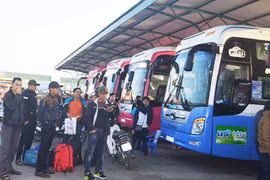 Đưa miễn phí 120 người nghèo về quê ăn Tết