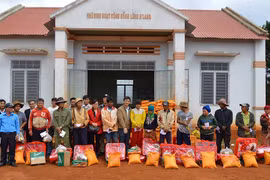 Tặng 219 suất quà cho người nghèo ở Đak Đoa