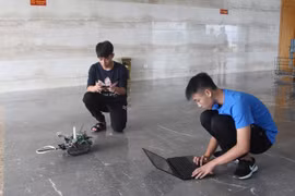 Hai nam sinh đất mỏ chế tạo robot dò mìn