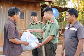 Lặng thầm giữ bình yên cho buôn làng