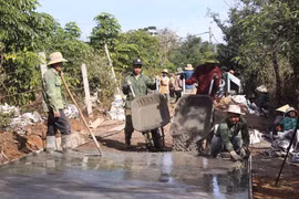Làng Bẹk chung sức làm đường nông thôn