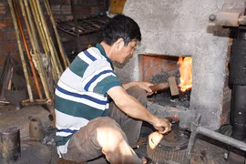"Thắp lửa" cho nghề rèn