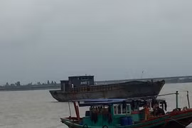 Phát hiện tàu Trung Quốc bị hủy số hiệu trôi dạt trên biển Hà Tĩnh