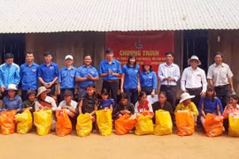 Tặng quà cho hộ nghèo, cận nghèo xã Krong