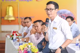 Thầy giáo trẻ giúp sinh viên thổi bùng ngọn lửa để tỏa sáng